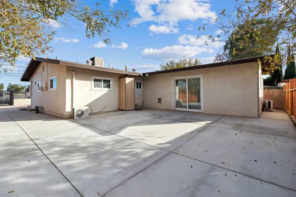 Modern City Ranch 3 Bdrm Family Home Access By Dirt Road Palmdale Buitenkant foto