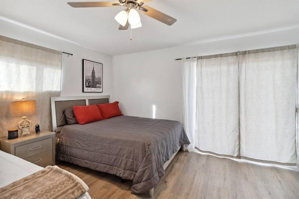 Modern City Ranch 3 Bdrm Family Home Access By Dirt Road Palmdale Buitenkant foto