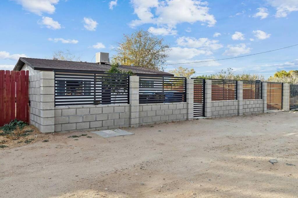 Modern City Ranch 3 Bdrm Family Home Access By Dirt Road Palmdale Buitenkant foto